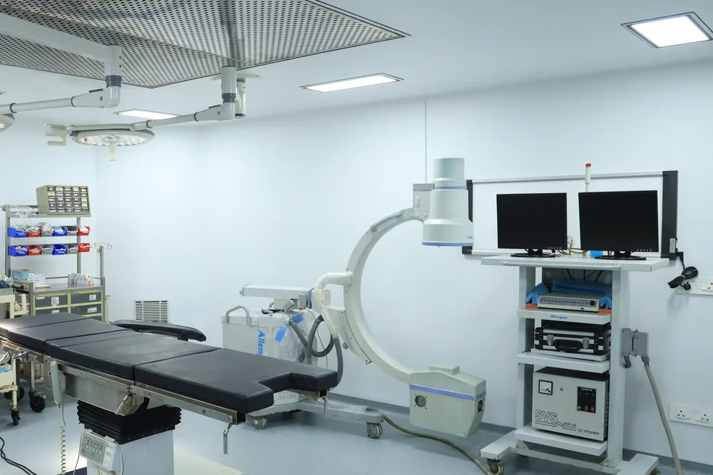 Operating theatre for joint replacement, with the mobile X-ray arm beside the table